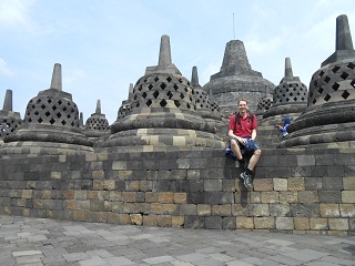 Martin sitzend auf dem Borobudur