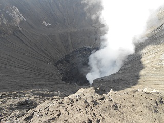Der Bromo Vulkankrater mit aufsteigenden Rauch