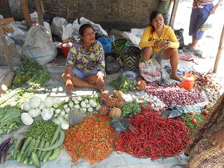 Zwei Frauen auf dem Markt