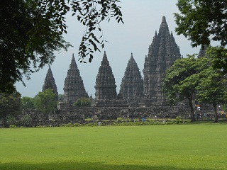 Der Prambanan Tempel zwischen zwei Bäumen hindurch